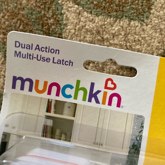 Safety lock multi-use.  Secure drawers, cabinets and most appliances. Munchkin - Picture 3 of 7